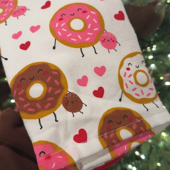 Deborah Connolly kitchen towels donuts Valentine’s Day 3 pack red - Picture 6 of 7
